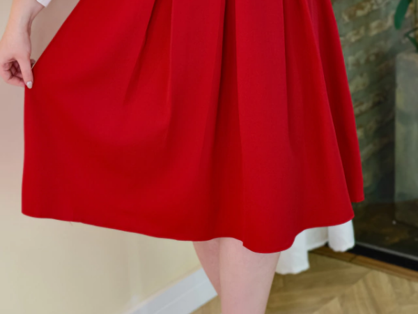 Saia midi: por que a peça é essencial no guarda-roupa feminino?