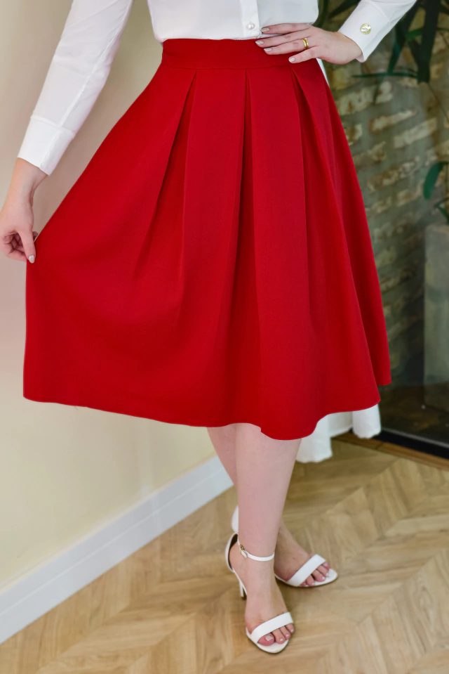 Saia midi: por que a peça é essencial no guarda-roupa feminino?